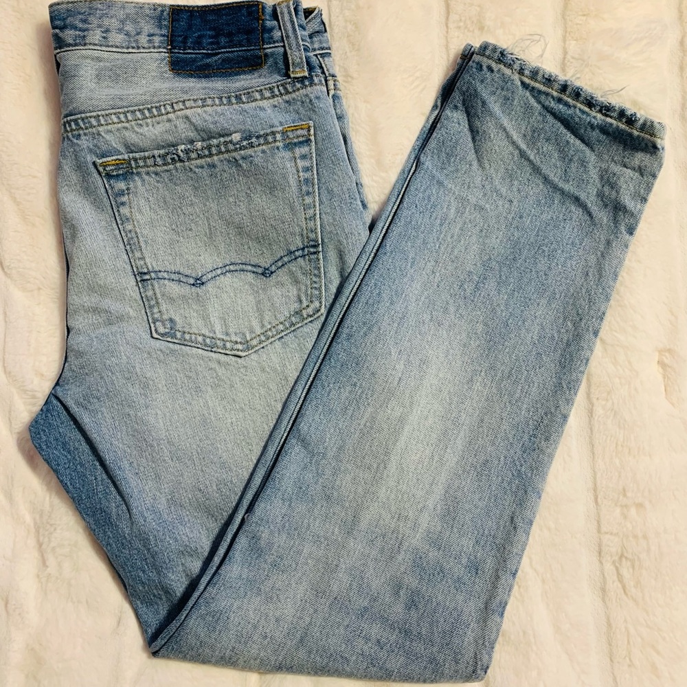 NWOT American Eagle Light Washed Distressed Slim Fit Jeans